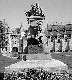 Arrêt 12: Monuments de la Place George V; Short-Wallick (1891), du 22e Royal Régiment (1989), des Voltigeurs de Québec (1990)