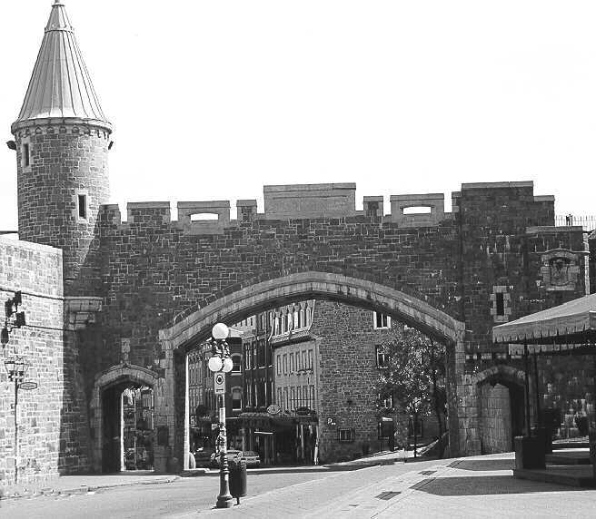 Photographie de la porte St-Jean construite en 1938-39